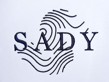 Strojová výšivka loga SADY s.r.o na softshellových bundách krásne vynikla