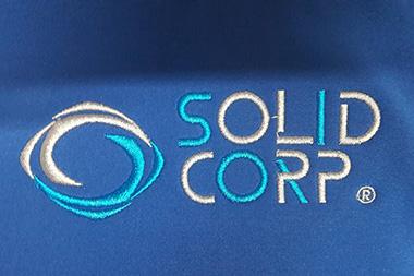 Pracovné oblečenie so strojovými výšivkami pre spoločnosť SOLID Corp., s.r.o.